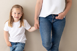 Mutter und Tochter im Partnerlook stehen auf einem Bein